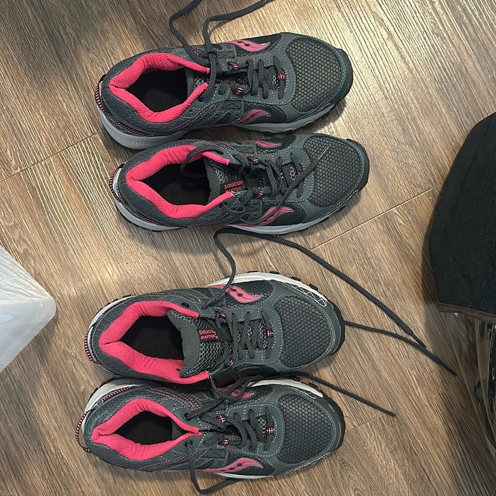 Saucony woman’s grid raptor TR  running shone size 8 gray/magenta like new